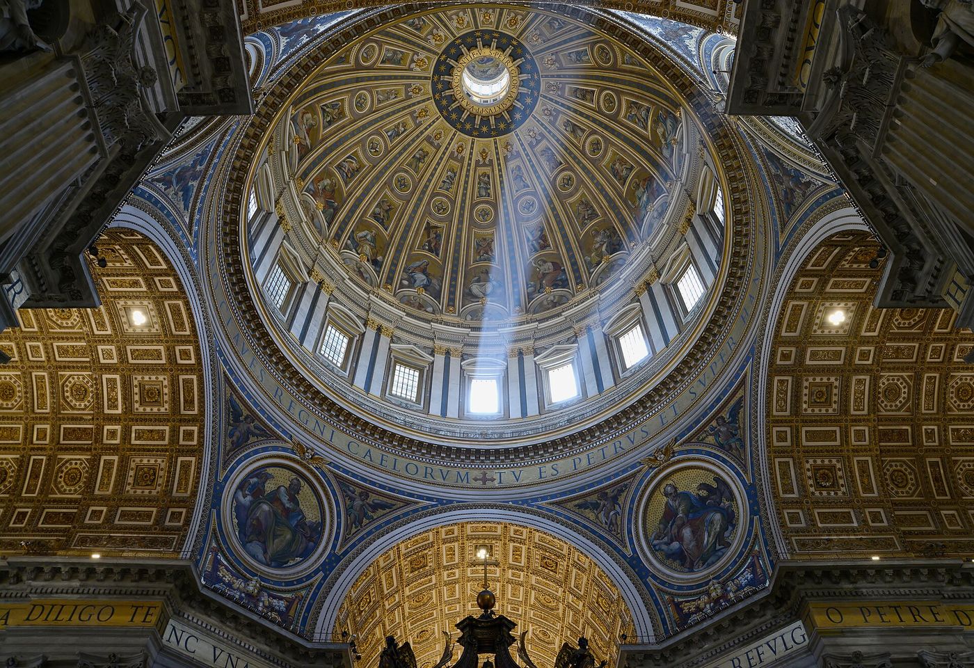 ローマの街並みの上にそびえるクーポラ